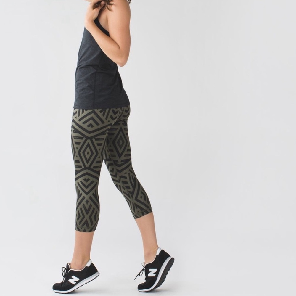 Lululemon cropped luxtreme Wunder Under geometric print leggings